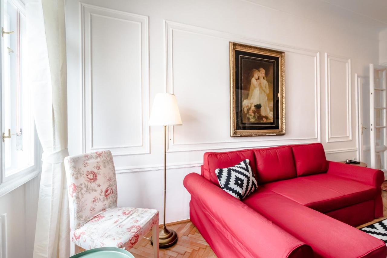 Golden Esthetic With Red Sofa Apartment Budapeste Exterior foto