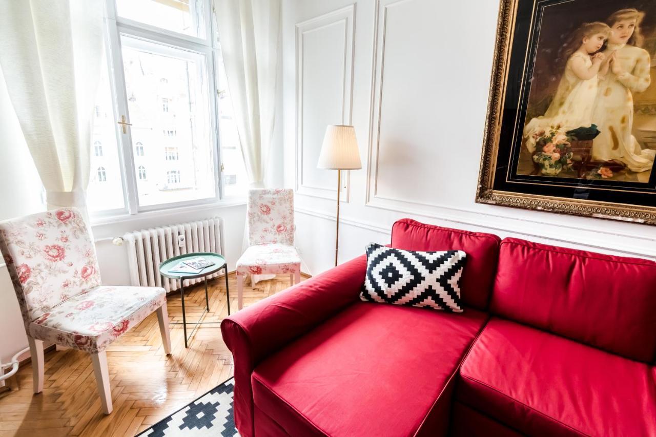 Golden Esthetic With Red Sofa Apartment Budapeste Exterior foto