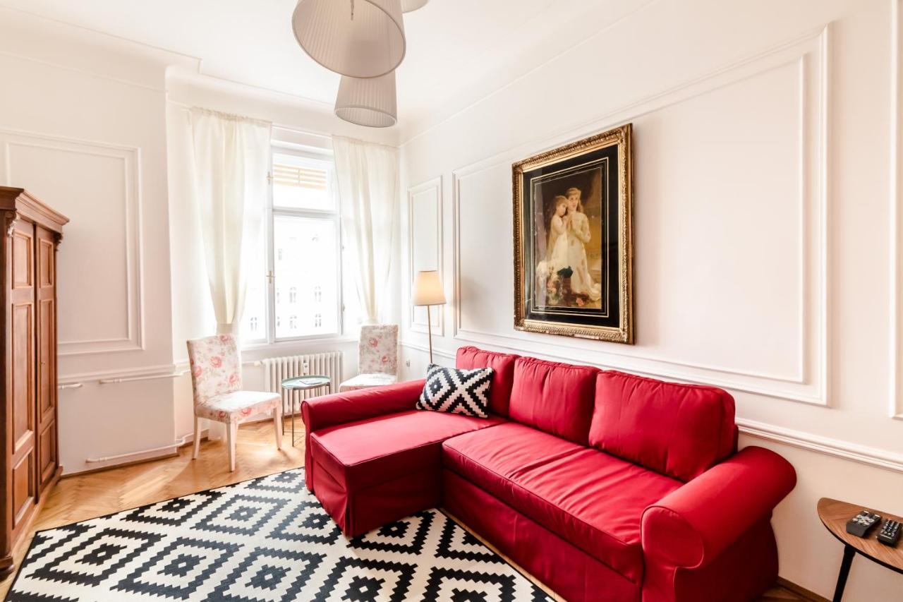 Golden Esthetic With Red Sofa Apartment Budapeste Exterior foto